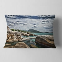 Designart Rocky Beach sa dramatičnim nebom - jastuk za bacanje na obalu mora-12x20